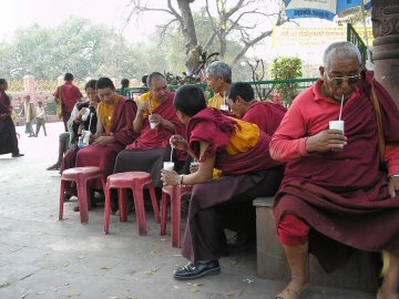 Monnik met rietje in Bodh Gaya